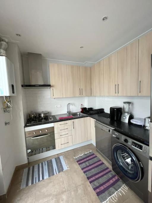 Quarto De Casal Close To Lisbon Flat Equipado Almada Exterior foto